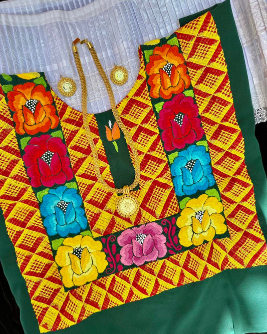 Huipil Bordado a Mano y Cadenilla