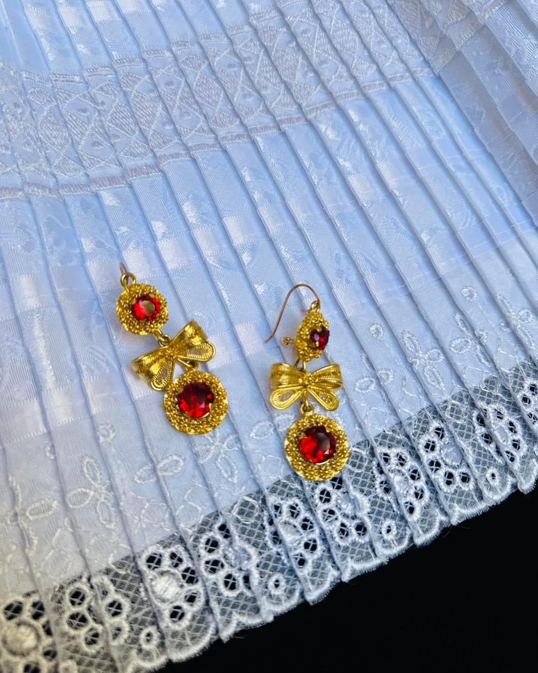 Aretes piedra roja