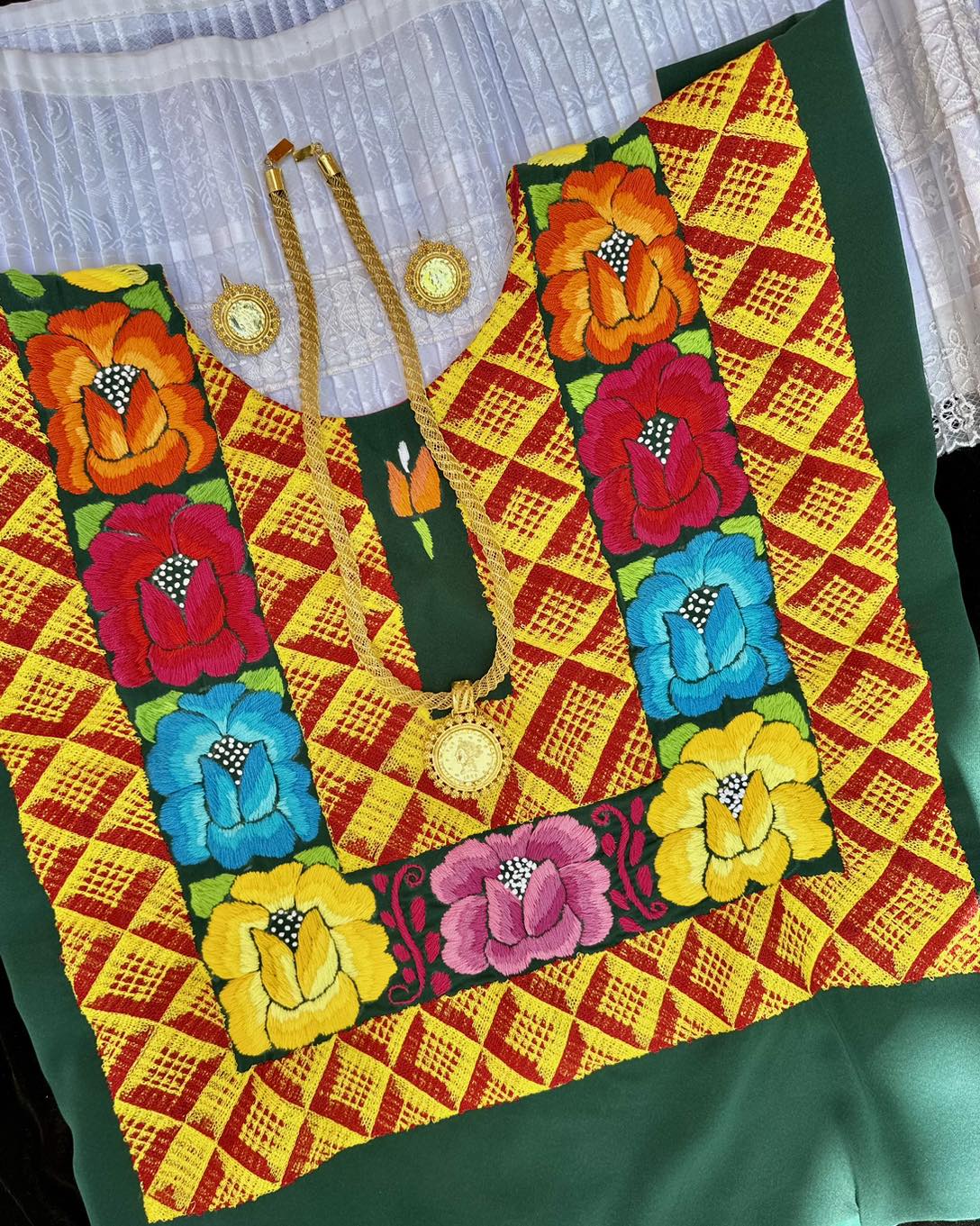 Huipil Bordado a Mano y Cadenilla – Toloache